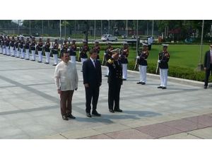 Davutoğlu Rizal Anıtını Ziyaret Etti