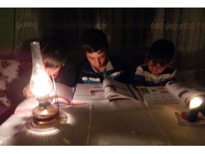 (Özel Haber) Elektrik Olmayan Evde 3 Kardeş Gaz Lambası Işığında Ders Çalışıyor