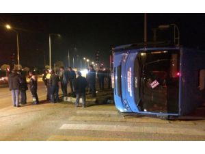 Özel Halk Otobüsü Tır İle Çarpıştı: 13 Yaralı