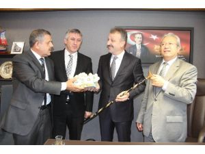 Hemşehrilerinden Saral’a Baston Ve Sarımsak