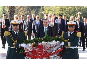 Cumhurbaşkanı Erdoğan, Cezayir’de Şehitler Abidesi’ni Ziyaret Etti