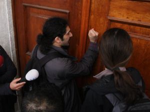‘Kırmızılı Kadın’a Açılan E-posta Soruşturması Protesto Edildi
