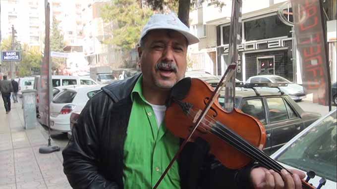 Kemanıyla İl İl Dolaşıp Ailesine Bakıyor  