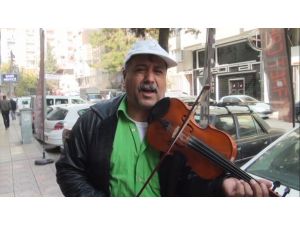 Kemanıyla İl İl Dolaşıp Ailesine Bakıyor
