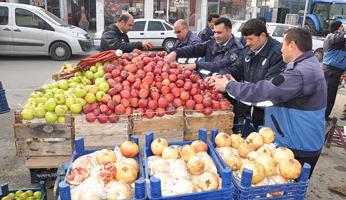 Zabıta, Seyyar Satıcıları Caddeden Kaldırdı
