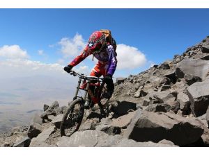 Ağrı Dağı’nın Zirvesinden Bisikletle İnen Kıvılcımın Hedefi Kilimanjaro Dağı