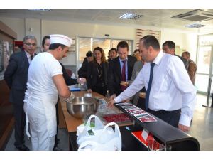 Maliyeciler Mükelleflere Aşure Dağıttı