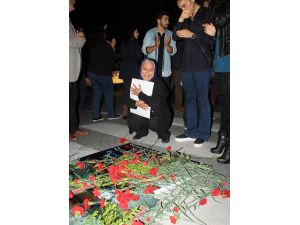 Kazada Ölen Denizin Ailesi Ve Arkadaşlarından Kaza Yerine Karanfil