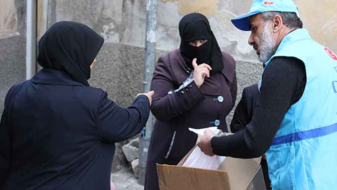 Kahramanmaraş’taki Suriyelilere Gıda Ve Giyecek Yardımı