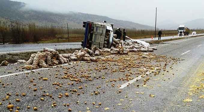 Kamyon Yan Yattı, Tonlarca Patates Yola Saçıldı