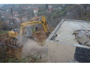 Uludağ’da Kaçak Yapılar Yıkılıyor