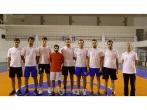 Üniversite Erkek Voleybol Takımı Grup Müsabakalarına Hazırlanıyor