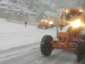 Zigana Geçidinde Kar Yağışı Ulaşımı Olumsuz Etkiliyor