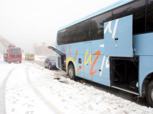 Ekmeklerini Yolda Kalan Araçlara Zincir Takarak Çıkartıyorlar