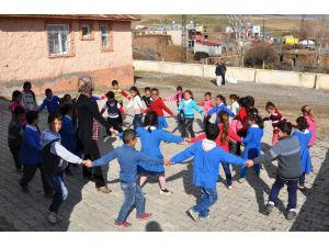 İstanbuldan Doğuya Gelen Senan Öğretmen Öğrencilerine Sevgi Dilini Aşılıyor