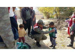 Jandarma, Köy Çocuklarına Kazak Dağıttı