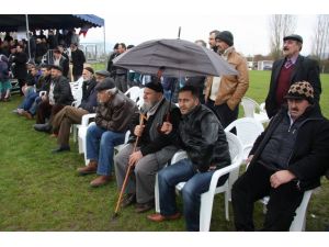 Soğuk Ve Yağmur Altında Kıran Kırana Güreş