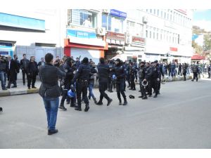 Davutoğlunu Protesto Eden Gruba Polis Müdahalesi