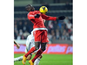 Kartal, Demba Ba İle Uçuyor