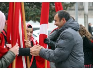 (Özel Haber) Öğrencilerinin Üşüyen Ellerini Ovuşturarak Isıtmaya Çalıştı