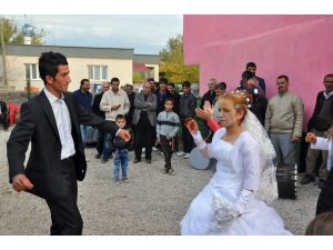 Muhtar, Sevenleri Buluşturdu
