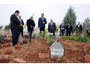 Öğretmenler, Öldürülen Meslektaşını Mezarı Başında Andı