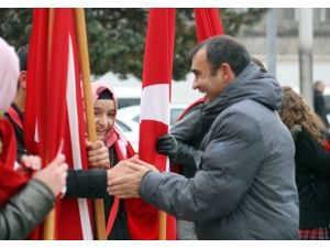 Öğrencilerinin Üşüyen Ellerini Isıttı