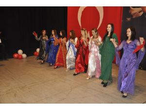 Öğretmenler Halay Çekerek Günlerini Kutladı