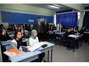 Başkan Dündar, Öğrencilere Rol Model Oluyor