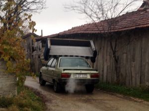 Otomobilin Üzerinde Çekyat Taşıdı