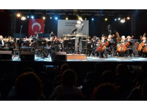 İzleyenleri Büyülediler ! Ne De Olsa Cumhurbaşkanlığı Orkestrası
