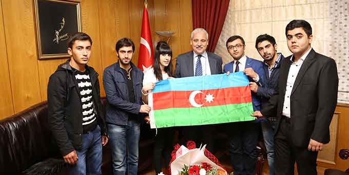 Azerbaycanlı Öğrencilerden Vali Güvençer’e Hediye