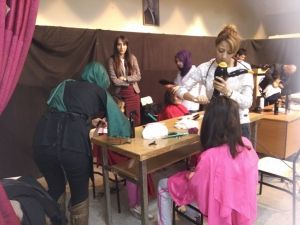 Köy Okulundaki Öğrenciler İlk Defa Saçlarını Kuaföre Kestirdi