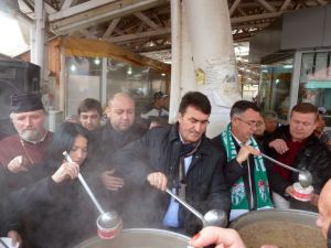 Başkan Dündar, Papazla Birlikte Aşure Dağıttı