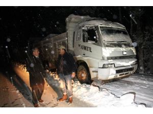 Mersinde Kar Yol Kapattı