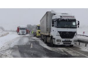 Kar Yozgat’ta Tırlara Geçit Vermedi