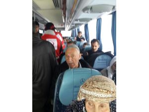 Yolda Mahsur Kalanlara Türk Kızılayı Yetişti