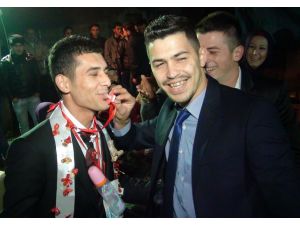 (Özel Haber) Düğünde Damada Emzik, Geline Merdane Taktılar
