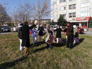 Kıymet Teyze Ve Vatandaşlar Parkın Zaferini Davul Zurnayla Kutladı