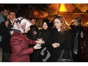 Sare Davutoğlu, Balıklara Yem Attı