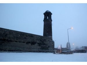 Erzurum’da Kar Yağışı Hayatı Felç Etti