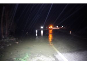 Sinop’ta Su Taşkını Yolu Trafiğe Kapattı