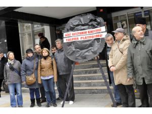 Çevrecilerden Yalova Belediyesine Siyah Çelenk