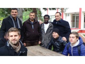 Sokakta Kalan Yabancı Uyruklu Öğrenciye Öğretmeni Sahip Çıktı