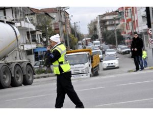 Ağaç Kesimi Trafiği Felç Etti