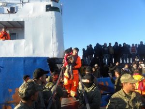 Kaçak Göçmen Taşıyan Gemi Girit’e Yanaştı