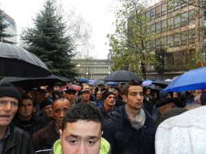 Kosova Kurtuluş Ordusu Gazileri Üniversite Rektörünü Protesto Etti