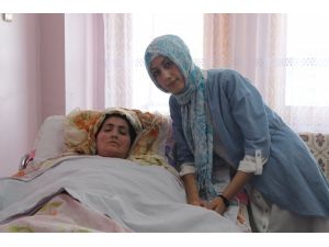 (Özel Haber) 6 Yıldır Felçli Annesine Bakan Genç Kızın En Büyük Hayali Resim Öğretmeni Olmak