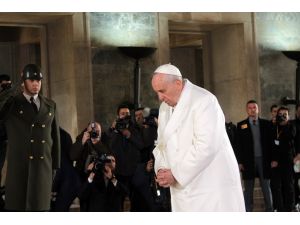 Papa Francis Anıtkabirde