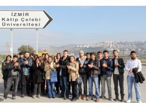 İzmirde Üniversite Öğrencilerinden Ulaşım Eylemi